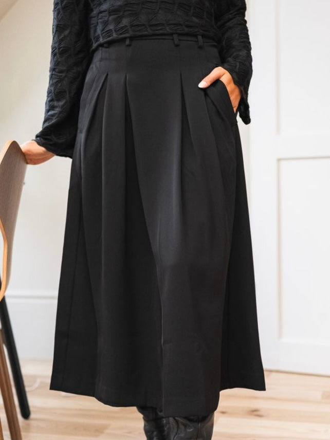 
                  
                    CO’COUTURE PLEAT SKIRT BLACK
                  
                