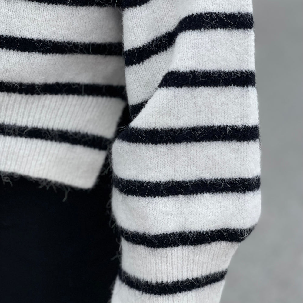 
                  
                    GESTUZ ALPHA ROLLNECK BLACK STRIPED
                  
                