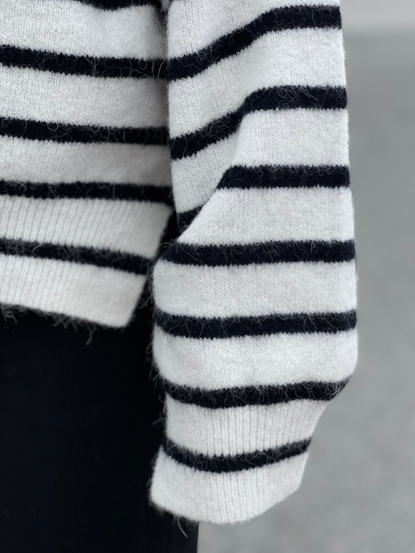 
                  
                    GESTUZ ALPHA ROLLNECK BLACK STRIPED
                  
                