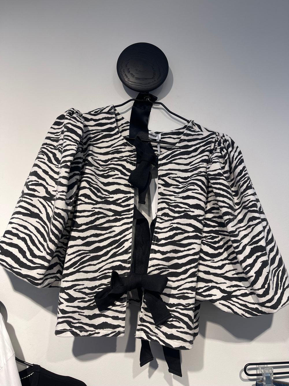 CO’COUTURE ZION ZEBRA BOW BLOUSE OFFWHITE-BLACK