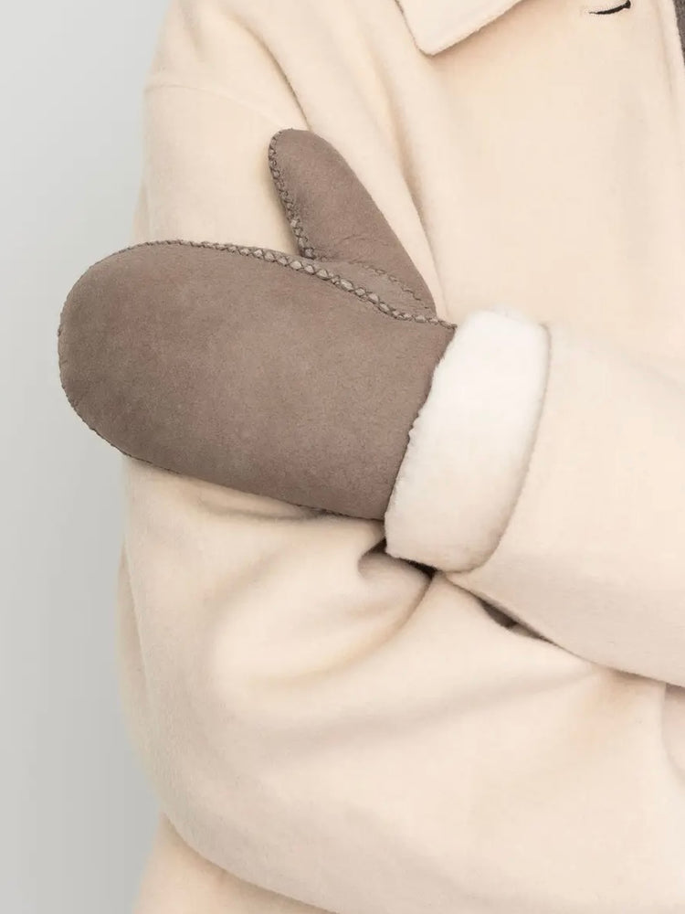 
                  
                    CAMILLA PHIL NIA MITTENS DARK TAUPE SUEDE
                  
                