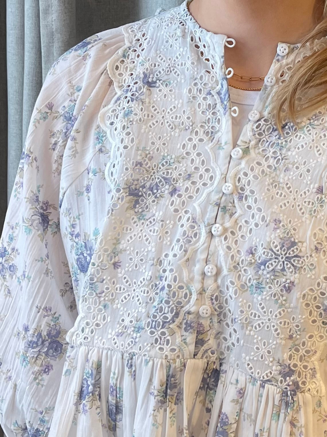 
                  
                    BY TI MO COTTON SLUB EMBROIDERY BLOUSE FLOWER BUDS
                  
                
