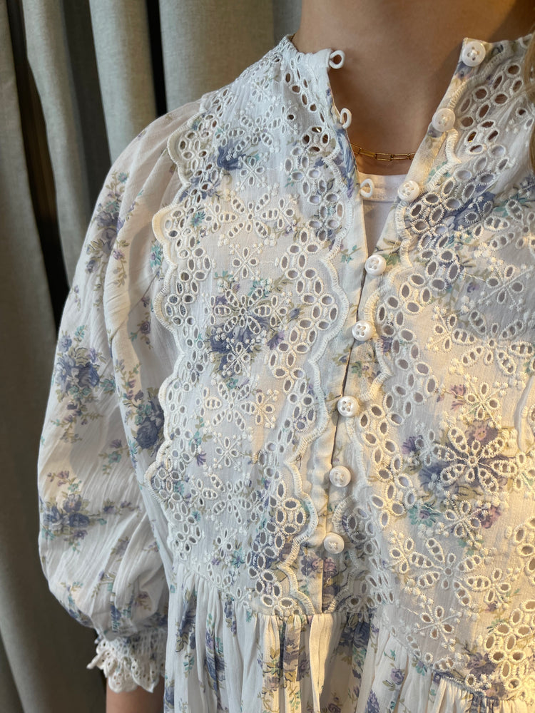 
                  
                    BY TI MO COTTON SLUB EMBROIDERY BLOUSE FLOWER BUDS
                  
                