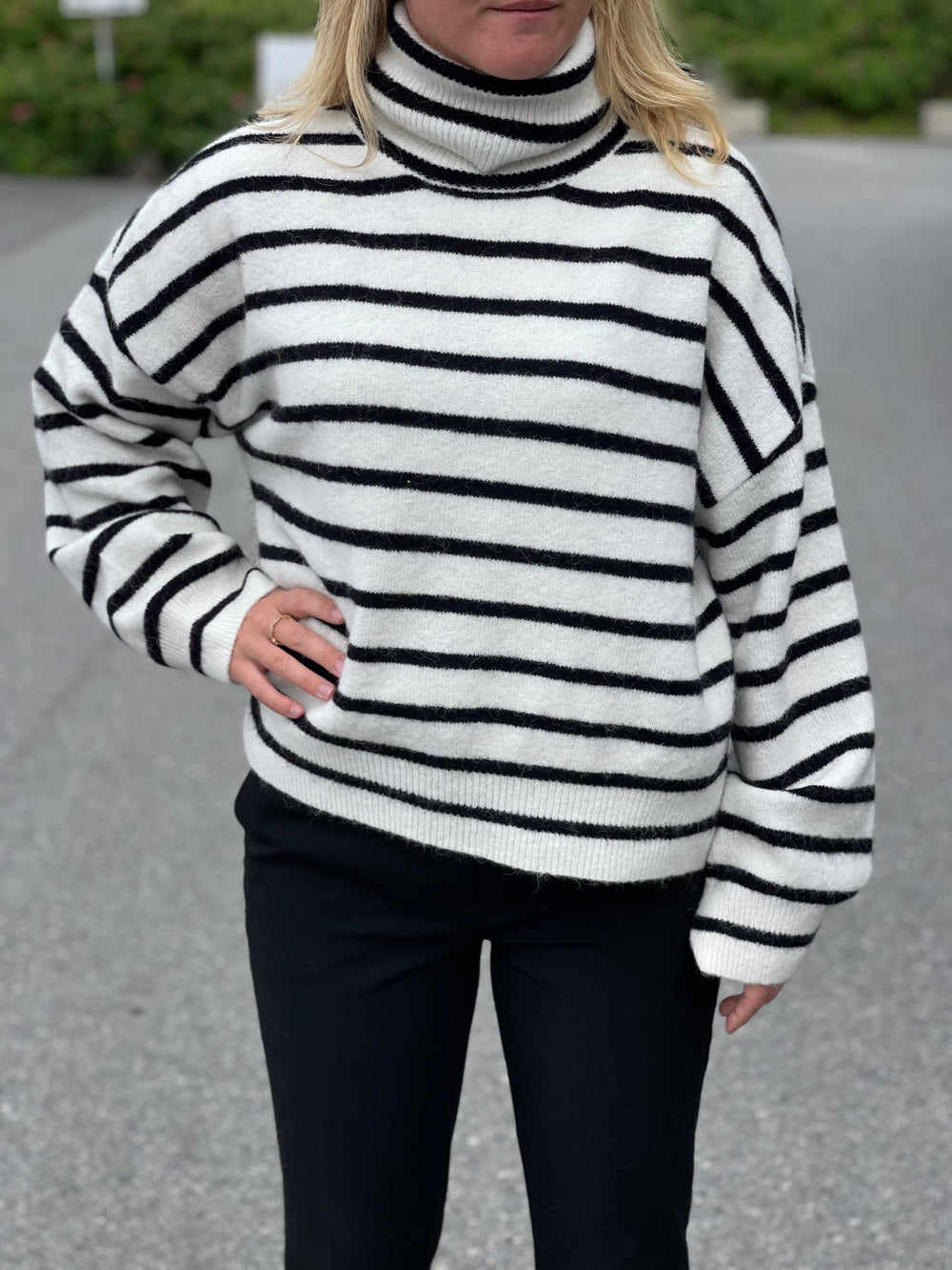 GESTUZ ALPHA ROLLNECK BLACK STRIPED