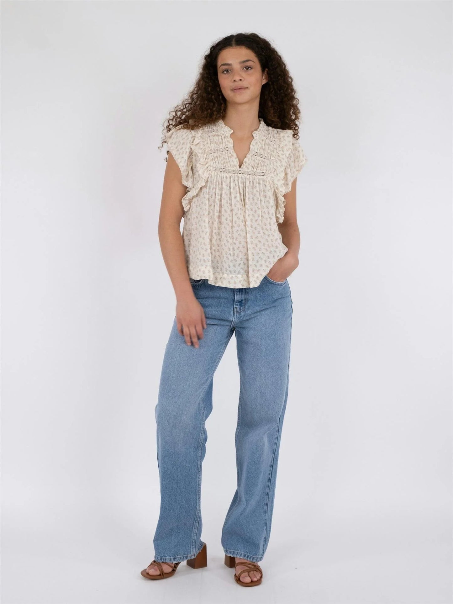 
                  
                    NEO NOIR JAYLA BASIC BLOSSOM TOP CREME
                  
                