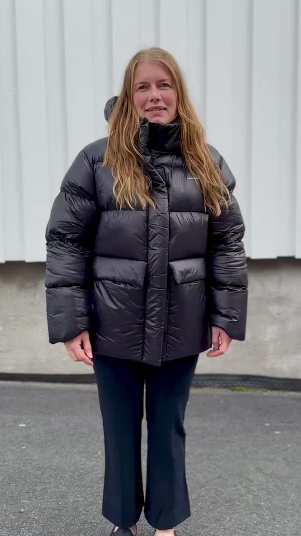
                  
                    Load and play video in Gallery viewer, HOLZWEILER SHINY BESSEGGEN DOWN JACKET BLACK
                  
                
