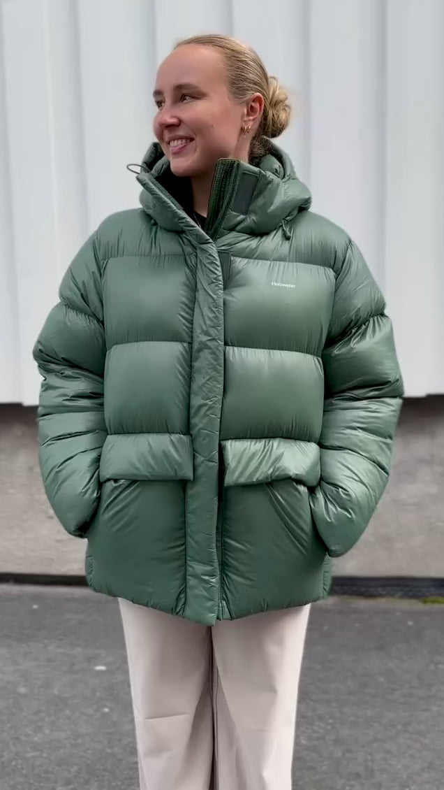 
                  
                    Load and play video in Gallery viewer, HOLZWEILER SHINY BESSEGGEN DOWN JACKET DK.GREEN
                  
                