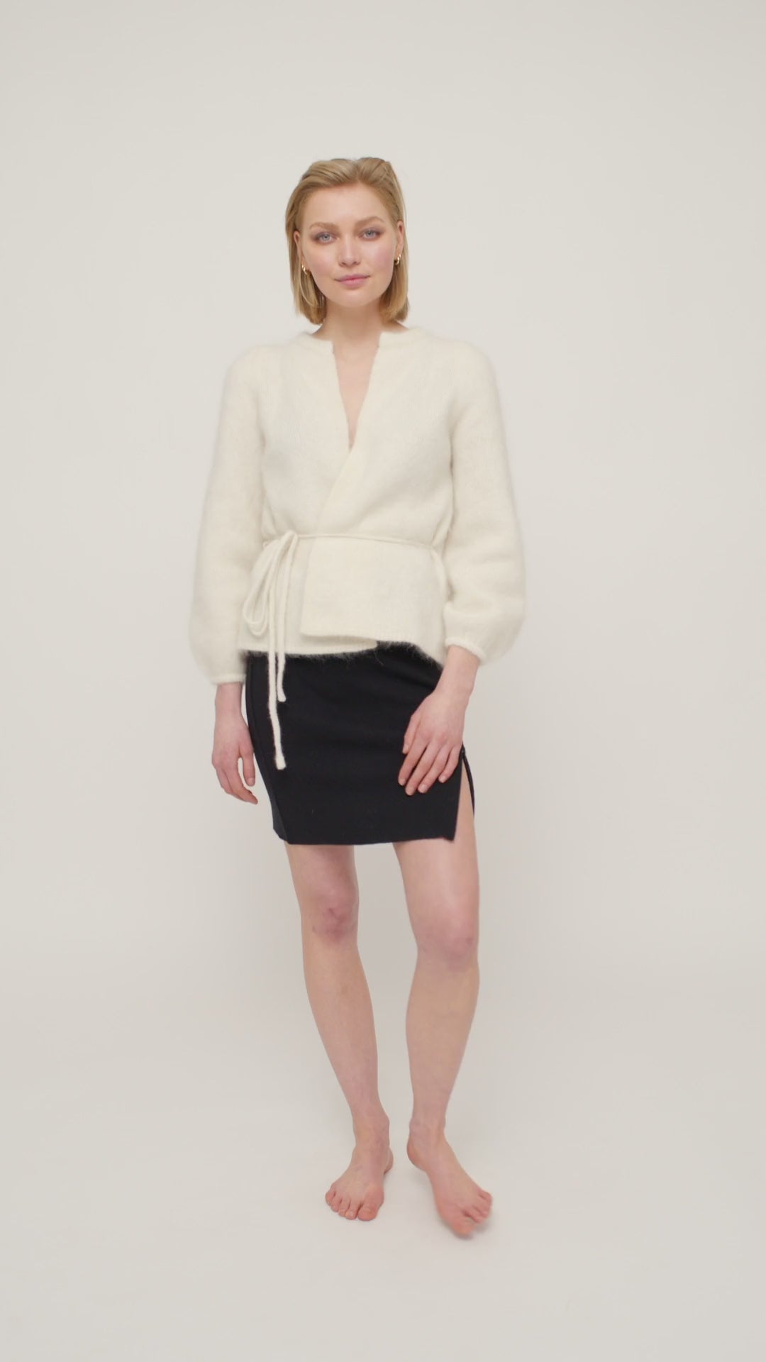 
                  
                    Load and play video in Gallery viewer, ELLA &amp;amp; IL FREDRIKKE CHUNKY CARDIGAN WHITE
                  
                