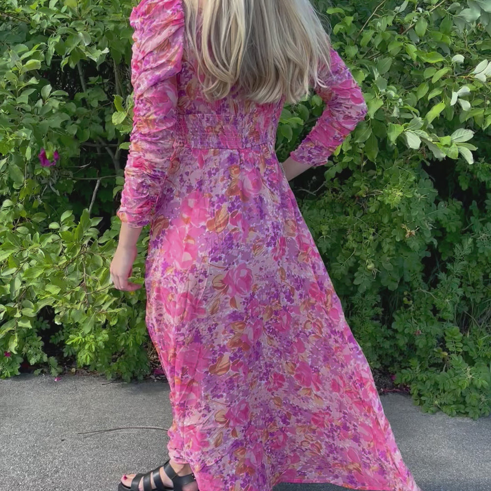 
                  
                    Last og spill av video i gallerivisning, BY TI MO GEORGETTE MAXI DRESS PINK BLOSSOM
                  
                