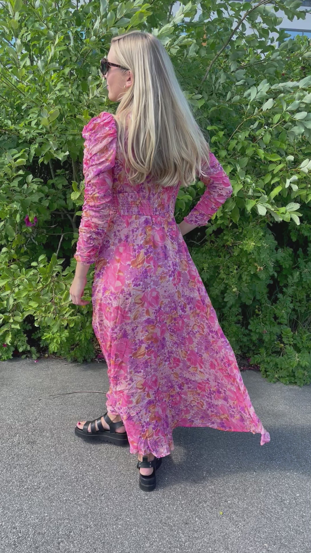 
                  
                    Last og spill av video i gallerivisning, BY TI MO GEORGETTE MAXI DRESS PINK BLOSSOM
                  
                