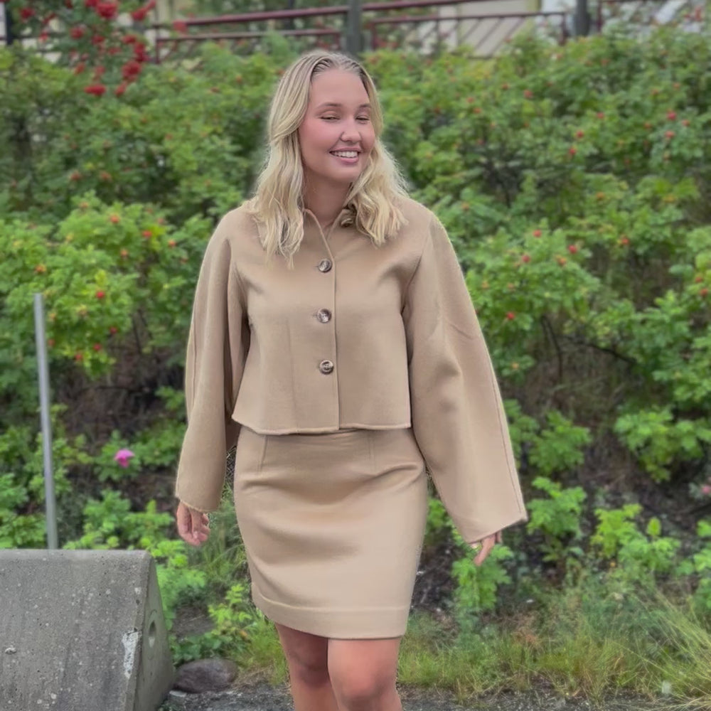 
                  
                    Last og spill av video i gallerivisning, BY TIMO TAILORED CROPPED JACKET CAMEL
                  
                