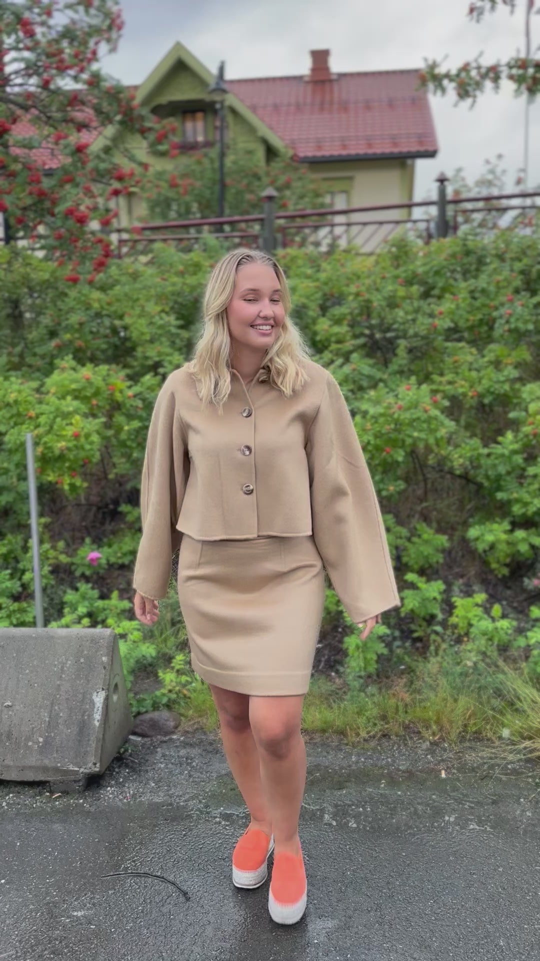 
                  
                    Last og spill av video i gallerivisning, BY TIMO TAILORED CROPPED JACKET CAMEL
                  
                